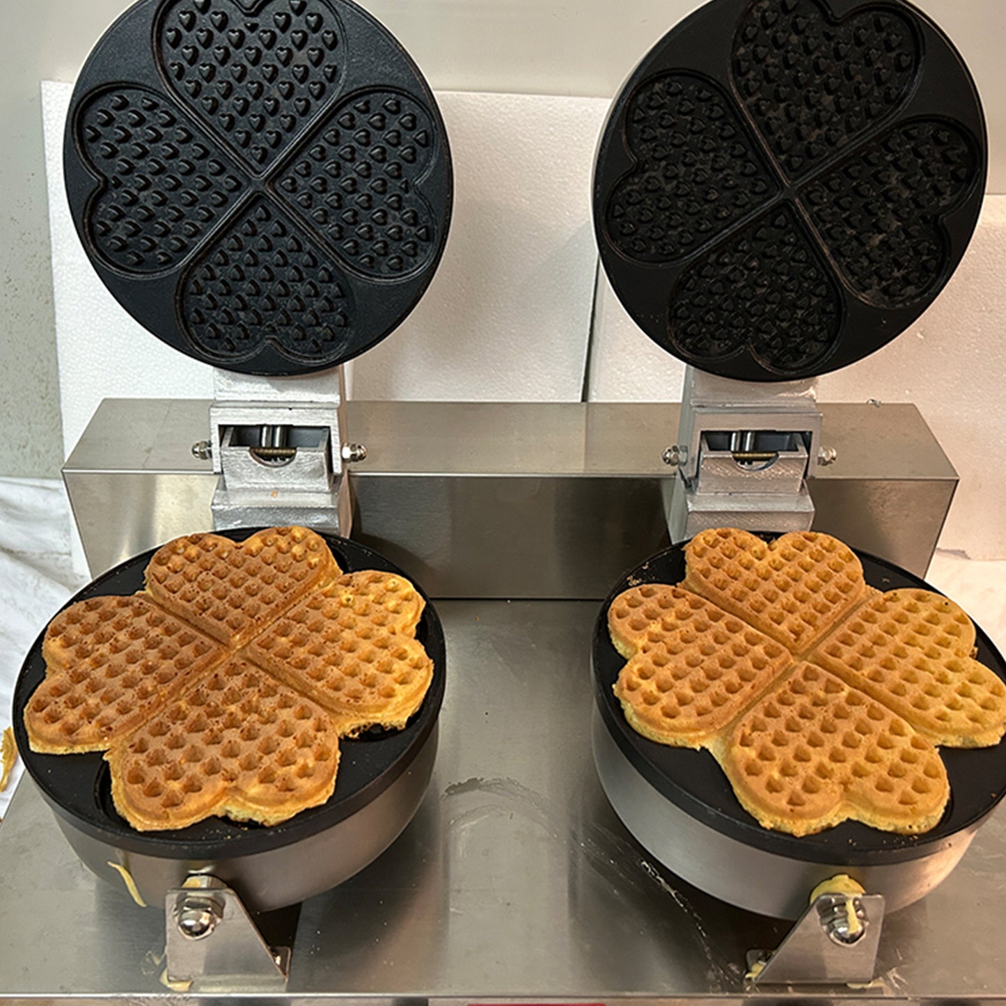 Double head heart-shaped waffle maker